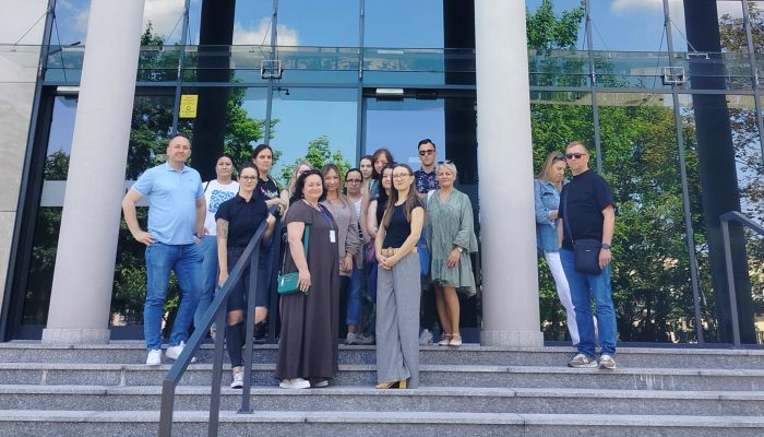 Grupa studentów przed budynkiem sądu