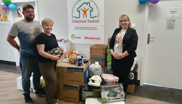 Przekazanie darów, od lewej stoją dr Daniel Korzan, prof. Małgorzata Kamińska, dyrektor placówki, Agnieszka Kujawa