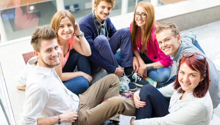 Grupa siedzących studentów