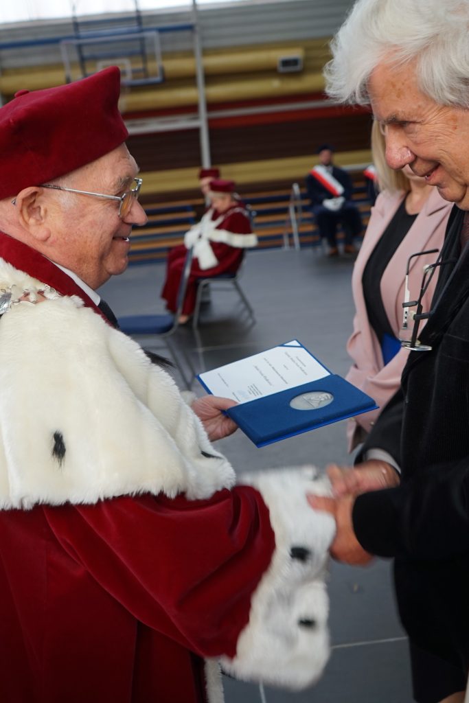 Rektor Uczelni wręcza prof. Błasiakowi Medal Pawła Włodkowica