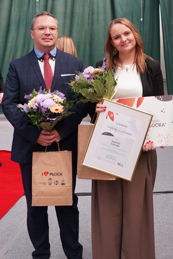 Laureatka nagrody w konkursie Dyplom dla Płocka wraz z promotorem dr. Borkowskim