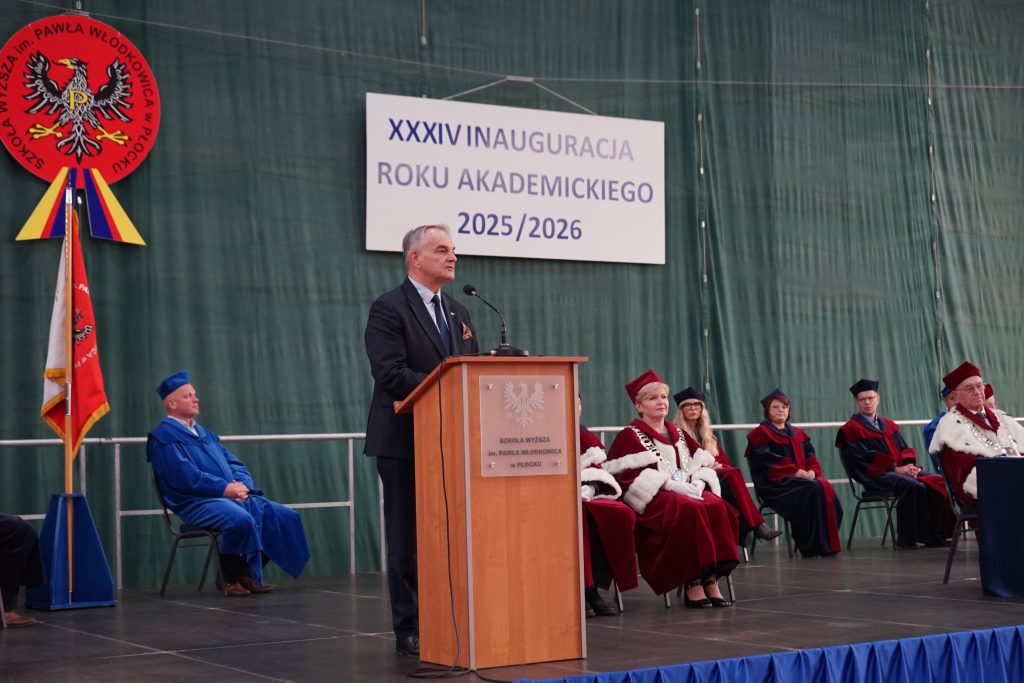 Widok na scenę, przemawia Waldemar Pawlak