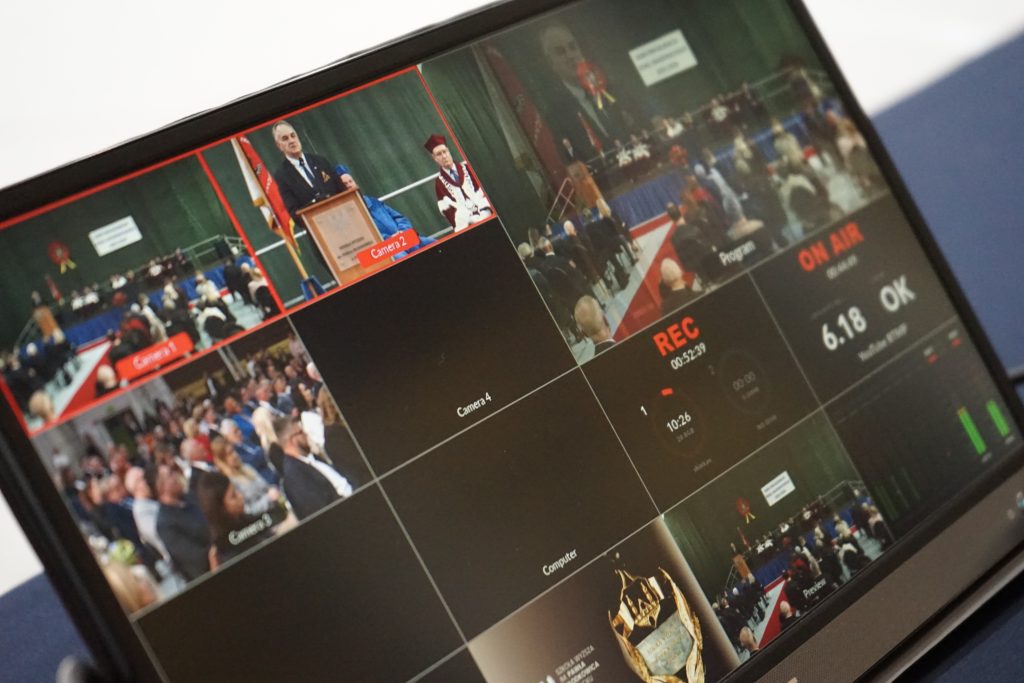 Ekran komputera z transmisją online