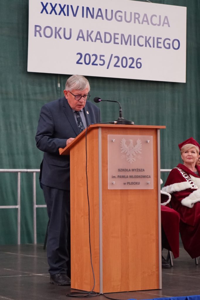 Prof. Tadeusz Gadacz podczas wykładu inauguracyjnego