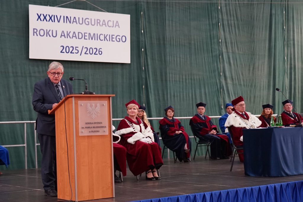 Prof. Tadeusz Gadacz podczas wykładu inauguracyjnego