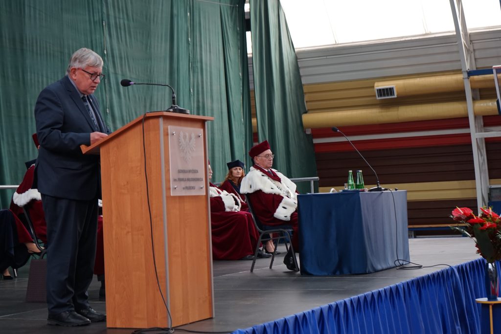 Prof. Tadeusz Gadacz podczas wykładu inauguracyjnego