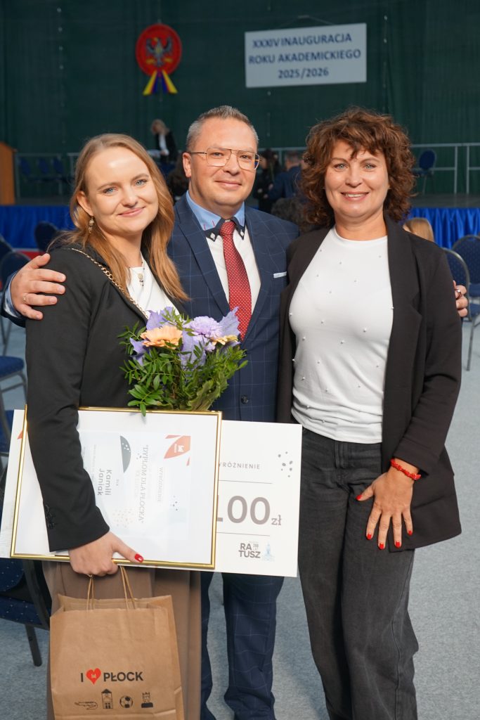 Laureatka nagrody w konkursie Dyplom dla Płocka wraz z promotorem dr. Borkowskim oraz osobą towarzyszącą
