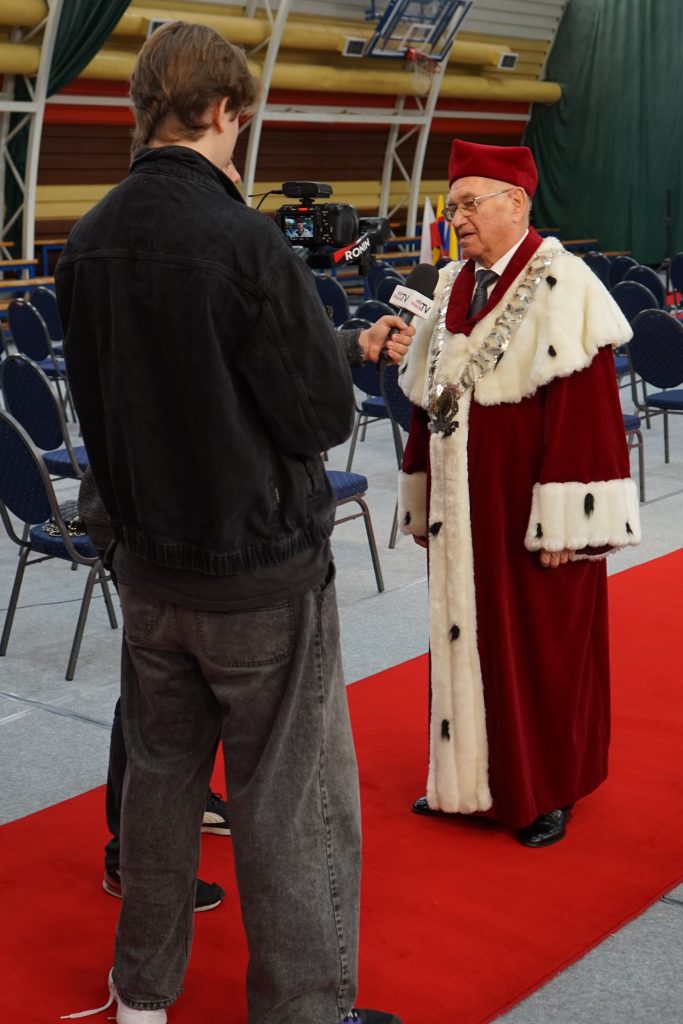 Rektor Uczelni udzielający wywiadu telewizji
