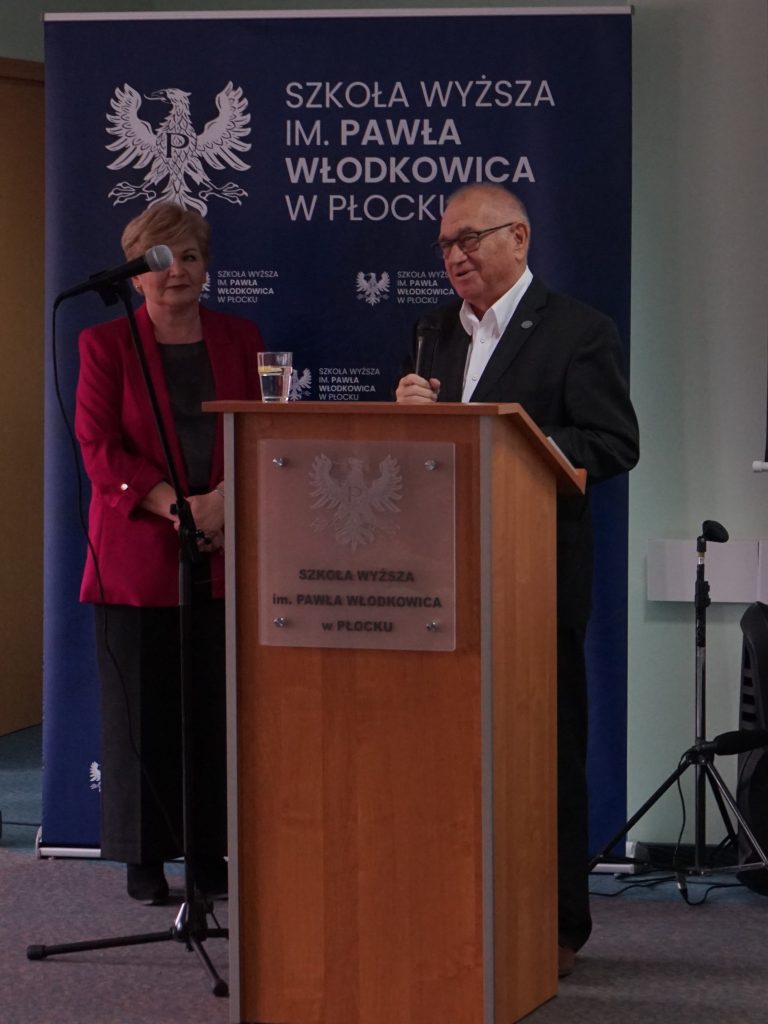 prof. M. Kamińska, przemawia prof. Z. Kruszewski