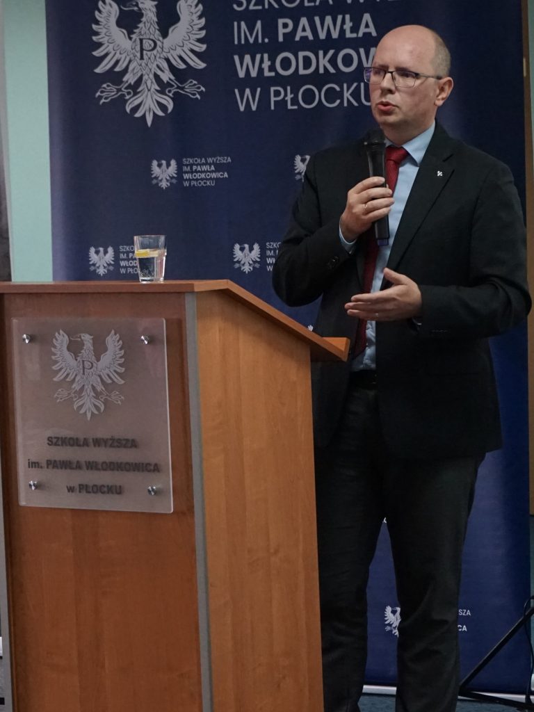 Przemawia dr hab. Błażej Kmieciak, prof. APS