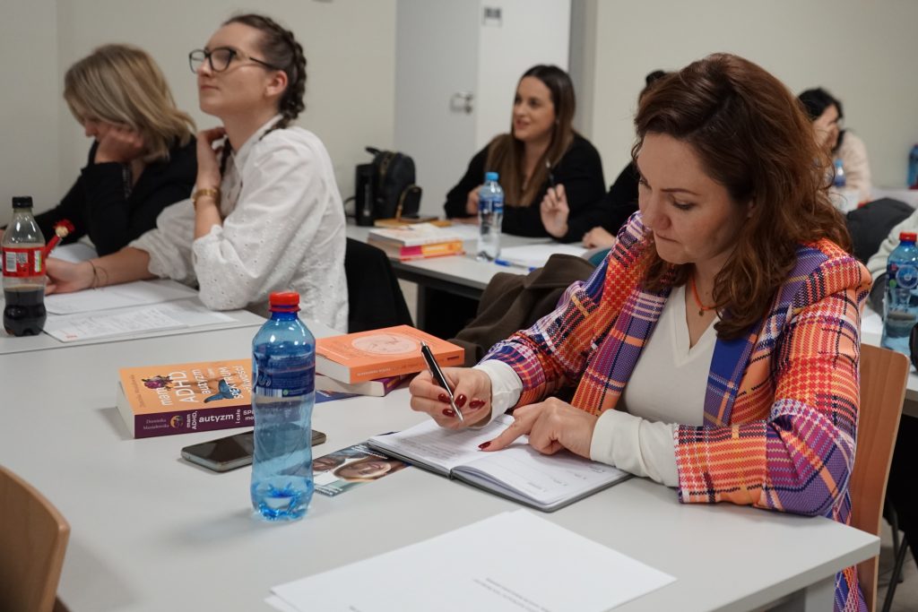 Uczestnicy szkolenia siedzący w ławkach