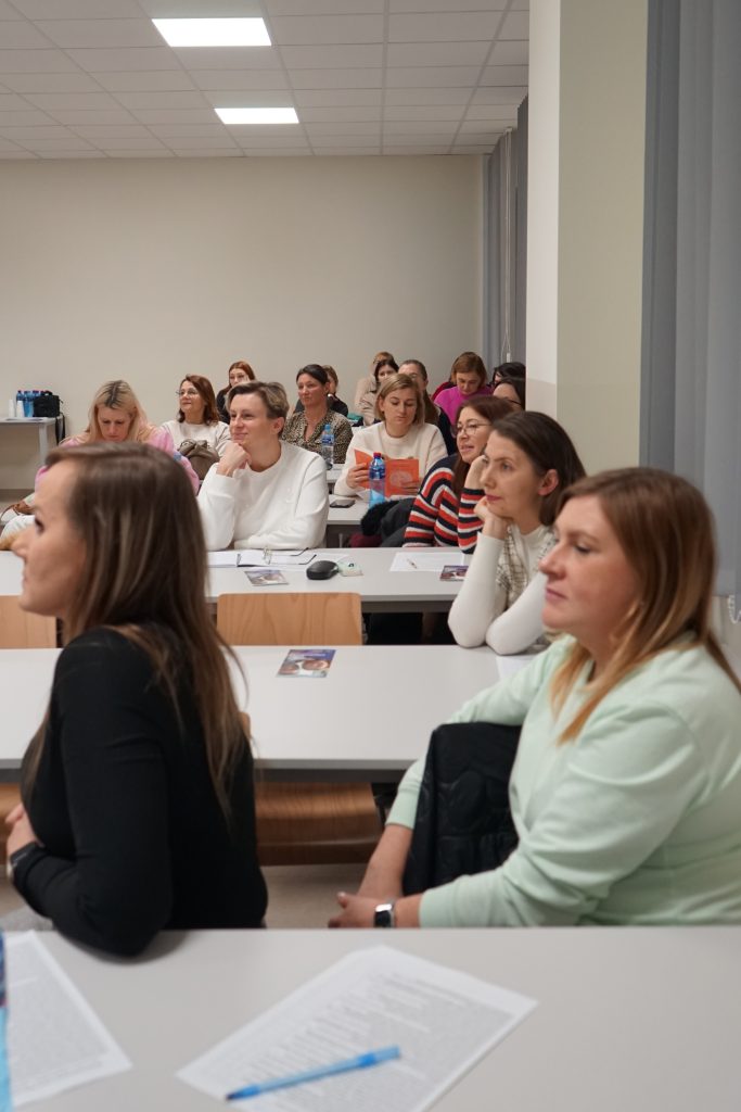 Uczestnicy szkolenia siedzący w ławkach