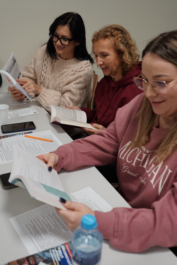 Uczestnicy szkolenia siedzący w ławkach