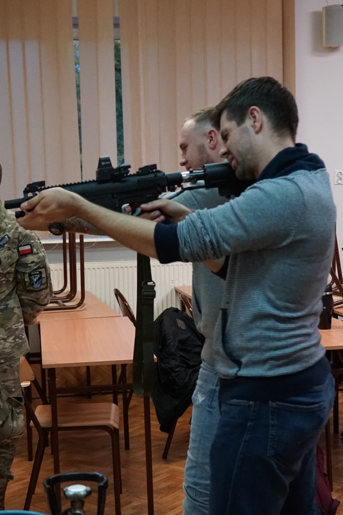 mężczyzna celujący z karabinu