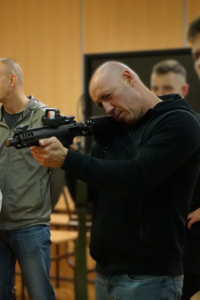 Mężczyzna celu z karabinu