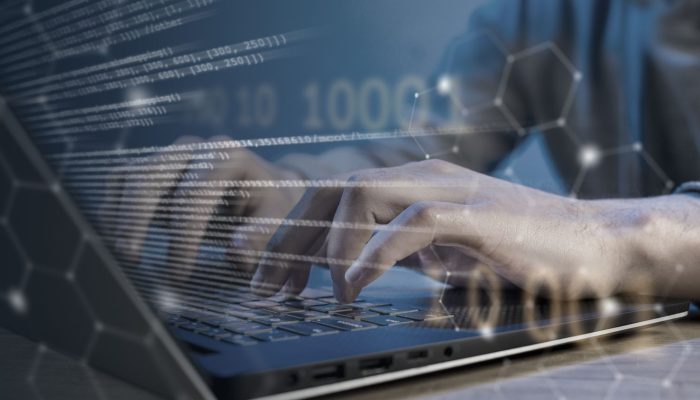 dłonie piszące na klawiaturze